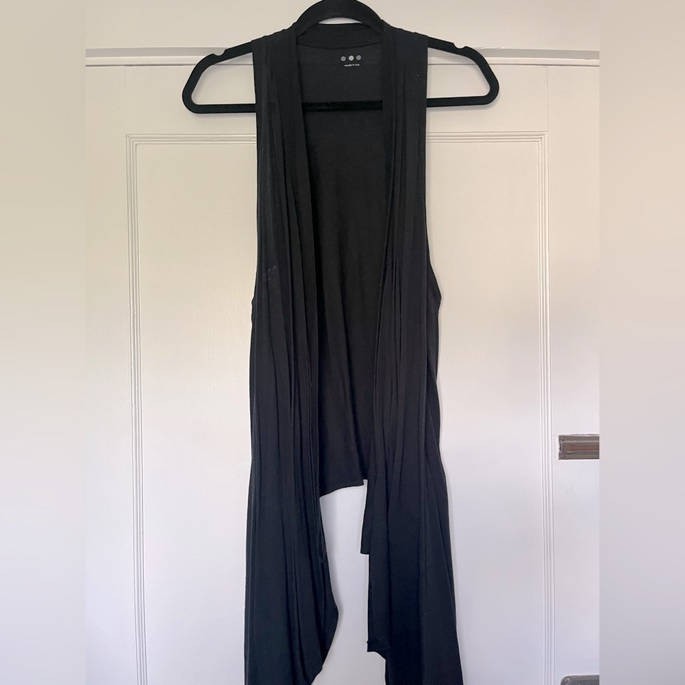 Black Three Dots sleeveless high low vest. Size small.